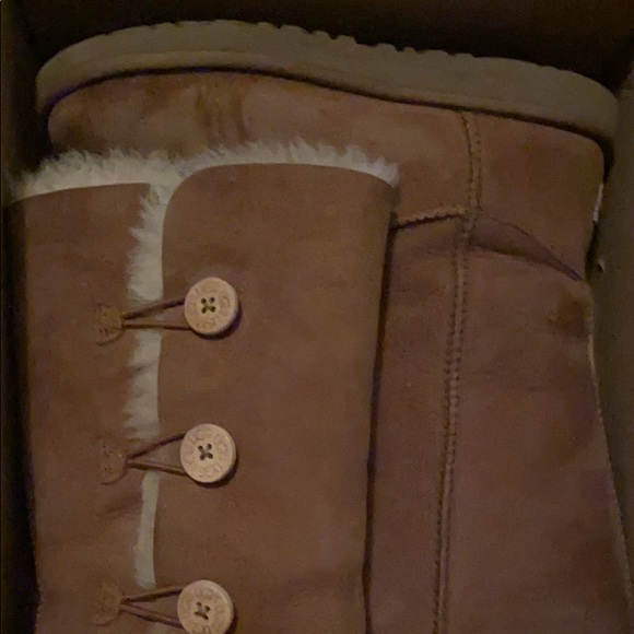 Uggs Bailey button triplet size 6 - Picture 4 of 7